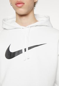 Nike Sportswear M NSW REPEAT SW FLC PO HOOD B - Felpa con cappuccio - summit white/black