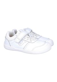 Zapatillas deportivas blancas con un exterior de cuero suave, punta redonda y correa ajustable de Velcro, con detalles en gris claro y perforaciones.