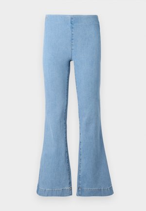Hellblaue Jeans mit ausgestelltem Bein, hoher Taille und ohne sichtbare Taschen oder Verschlüsse vor weißem Hintergrund.