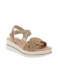 Sandaletta beige con zeppa, dotata di una parte superiore intrecciata e testurizzata con accenti metallici, cinturino regolabile e suola bianca imbottita.