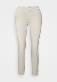 Pantalones vaqueros de mezclilla beige con corte ajustado. Presentan un diseño estándar de cinco bolsillos y una bragueta con cierre de botón único. Textura suave.