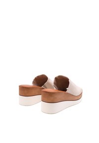 Mule in platform beige con tomaia in pelle liscia, dettagli in suede marrone e suole bianche textured. Design elegante e arrotondato con schienale aperto.