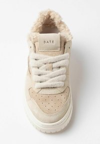 Sneaker beige con tomaia in camoscio, colletto morbido, lacci piatti, dettagli perforati e una spessa suola in gomma bianca. Etichetta del marchio sulla parte posteriore.