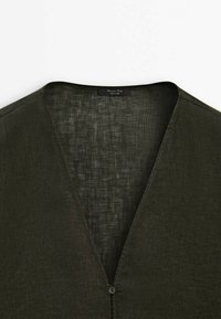 Gilet en lin vert olive avec un col en V, doté d'une fermeture à un bouton à l'avant et d'un tissu léger texturé.