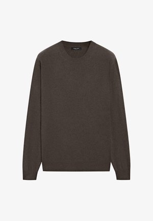 Dunkelbrauner Strickpullover mit Rundhalsausschnitt, langen Ärmeln, weicher Textur, ohne Muster, minimalistischem Design. Markenetikett am Kragen sichtbar.