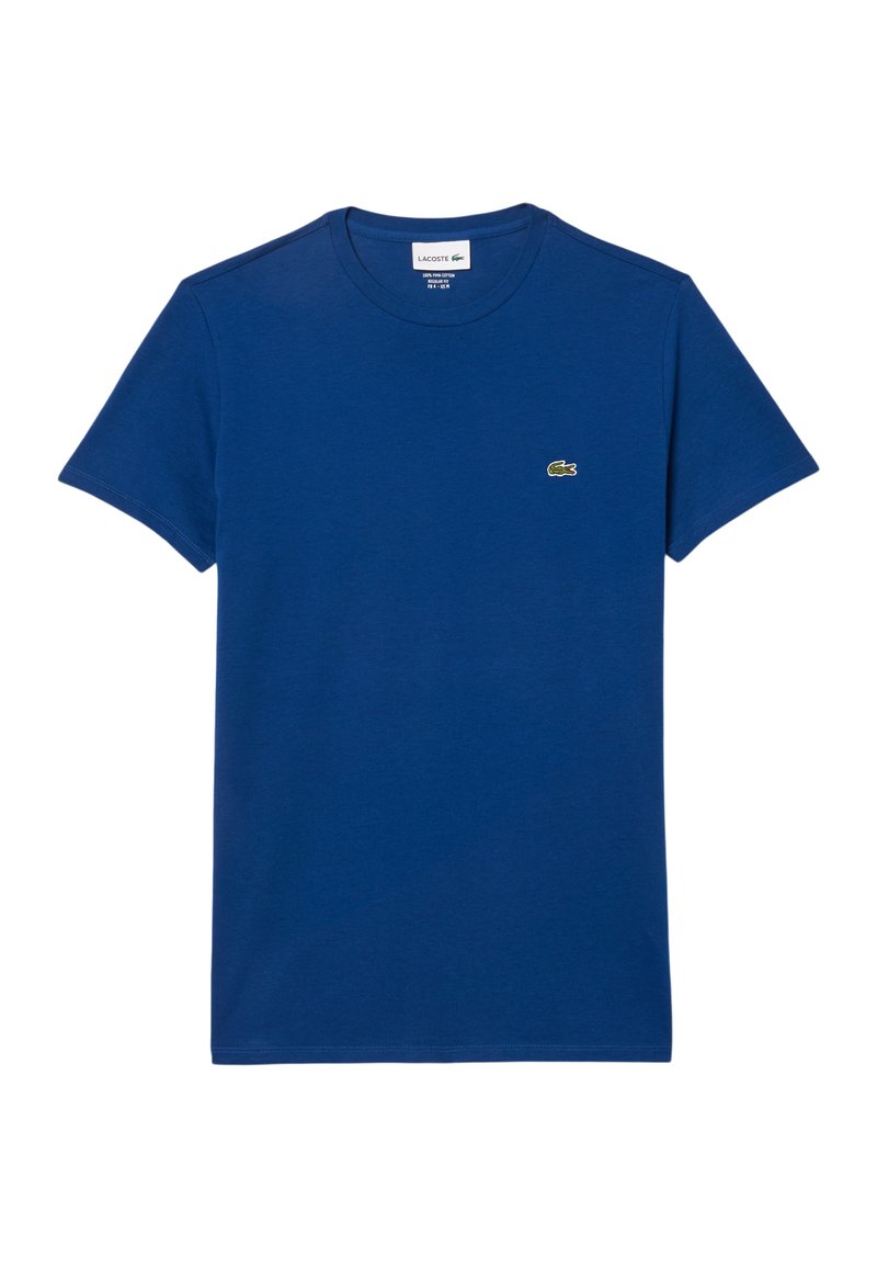 Blaues T-Shirt mit kurzen Ärmeln aus Baumwolle. Verfügt über ein kleines grünes gesticktes Logo auf der linken Brust und hat einen Rundhalsausschnitt.