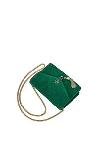 Borsa a tracolla in suede verde smeraldo con cinturino in catena dorata, nappina decorativa e design a patta angolare. Presenta un dettaglio con logo sul davanti.