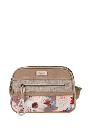 Bolso bandolera marrón hecho de materiales mixtos. Presenta una parte superior lisa, textura tejida y parte inferior con estampado colorido y un parche motivacional.