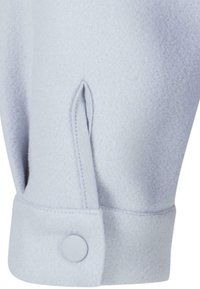 Světle modrý fleece materiál s upraveným manžetovým zakončením, vybavený knoflíkovým zapínáním a rozparkem pro zvýšení funkčnosti.