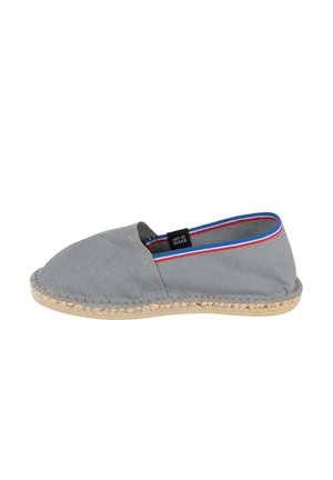 Espadrille en toile grise avec bordure rouge, blanche et bleue et semelle en jute tressé, vue de profil latéral avec petite étiquette de marque noire.