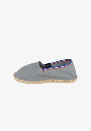 Espadrille en toile grise avec bordure rouge, blanche et bleue et semelle en jute tressé, vue de profil latéral avec petite étiquette de marque noire.