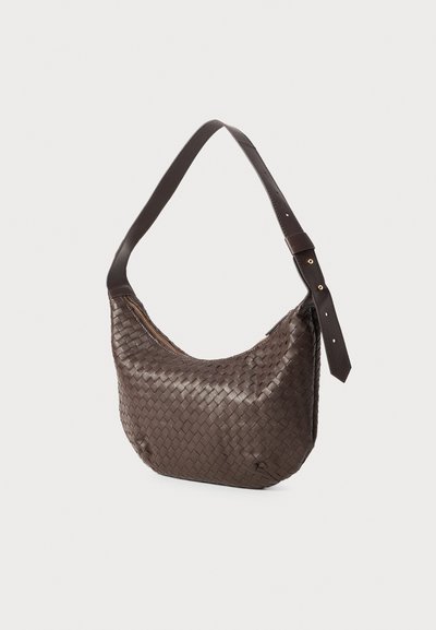 Borsa a spalla in pelle intrecciata marrone con una forma curva e tracolla regolabile. Presenta una chiusura con zip e una texture liscia.