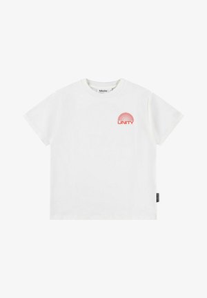 Hvid t-shirt med korte ærmer, rød halvcirkel og ordet "UNITY" trykt på venstre bryst, rund hals og en lille sort sidelabel.