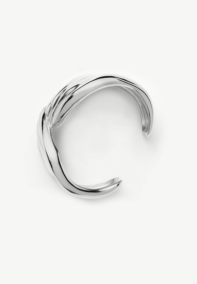 Bracelet manchette ouvert torsadé en argent avec des bords lisses et arrondis sur fond blanc.