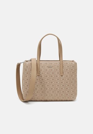 MUST MEDIUM TOTE - Kabelka - chanterelle mono jacquard