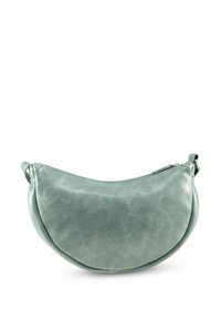 Borsa in pelle verde dalla forma arrotondata a mezzaluna, con texture liscia, chiusura superiore con cerniera e dettagli di cucitura minimalisti.