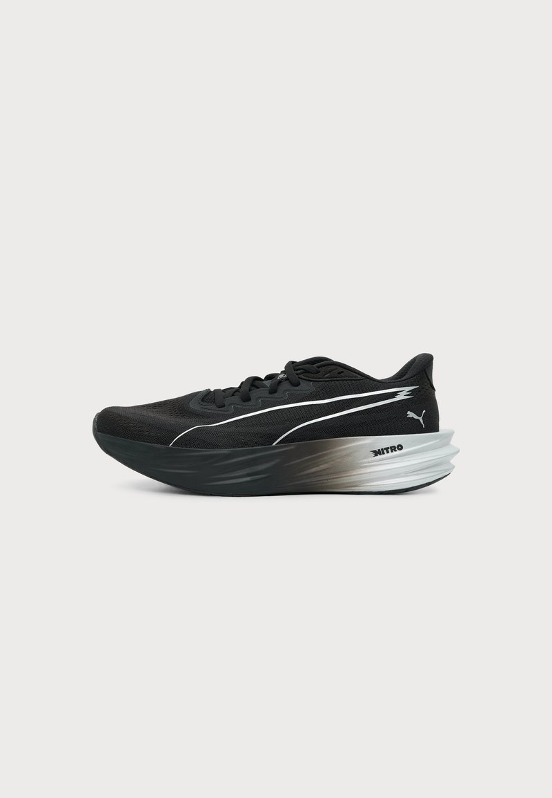 Chaussure de running noire Puma avec logo blanc et semelle épaisse affichant le marquage "NITRO", vue de côté sur un fond clair.