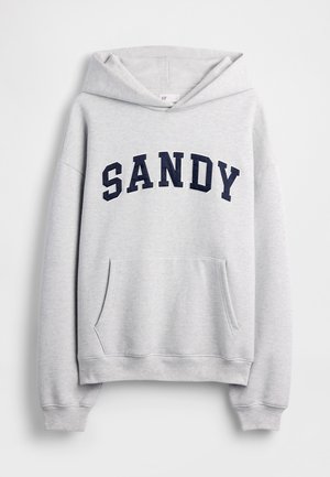 Sweat à capuche gris chiné avec une poche kangourou et le texte brodé "SANDY" en bleu marine sur la poitrine. Dispose d'une capuche avec cordon de serrage et de poignets côtelés.