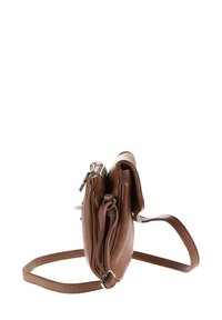 Borsa a tracolla in pelle marrone con finitura texturizzata, dotata di chiusura con zip, due scomparti e tracolla regolabile.