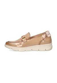 Zapato deslizante de charol beige con puntera redonda, hebilla decorativa y suela de goma blanca. Superficie lisa y diseño de perfil bajo.