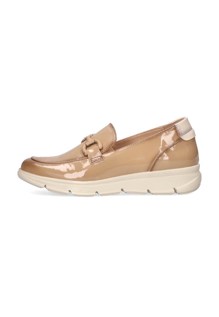 Zapato deslizante de charol beige con puntera redonda, hebilla decorativa y suela de goma blanca. Superficie lisa y diseño de perfil bajo.