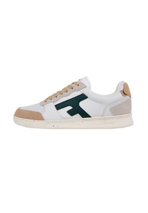 Sneaker bassa bianca con accenti in suede beige, lacci color sabbia, logo laterale verde scuro e suola speckled bianca sporca, vista dal lato esterno.