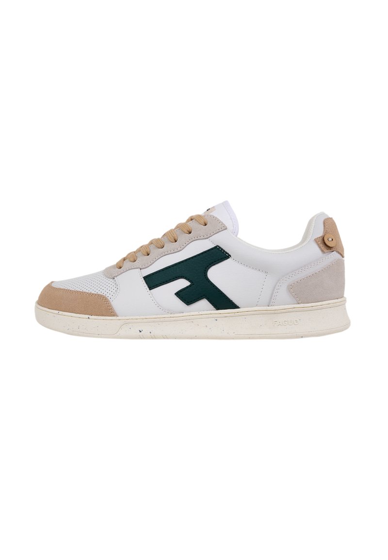 Sneaker bassa bianca con accenti in suede beige, lacci color sabbia, logo laterale verde scuro e suola speckled bianca sporca, vista dal lato esterno.