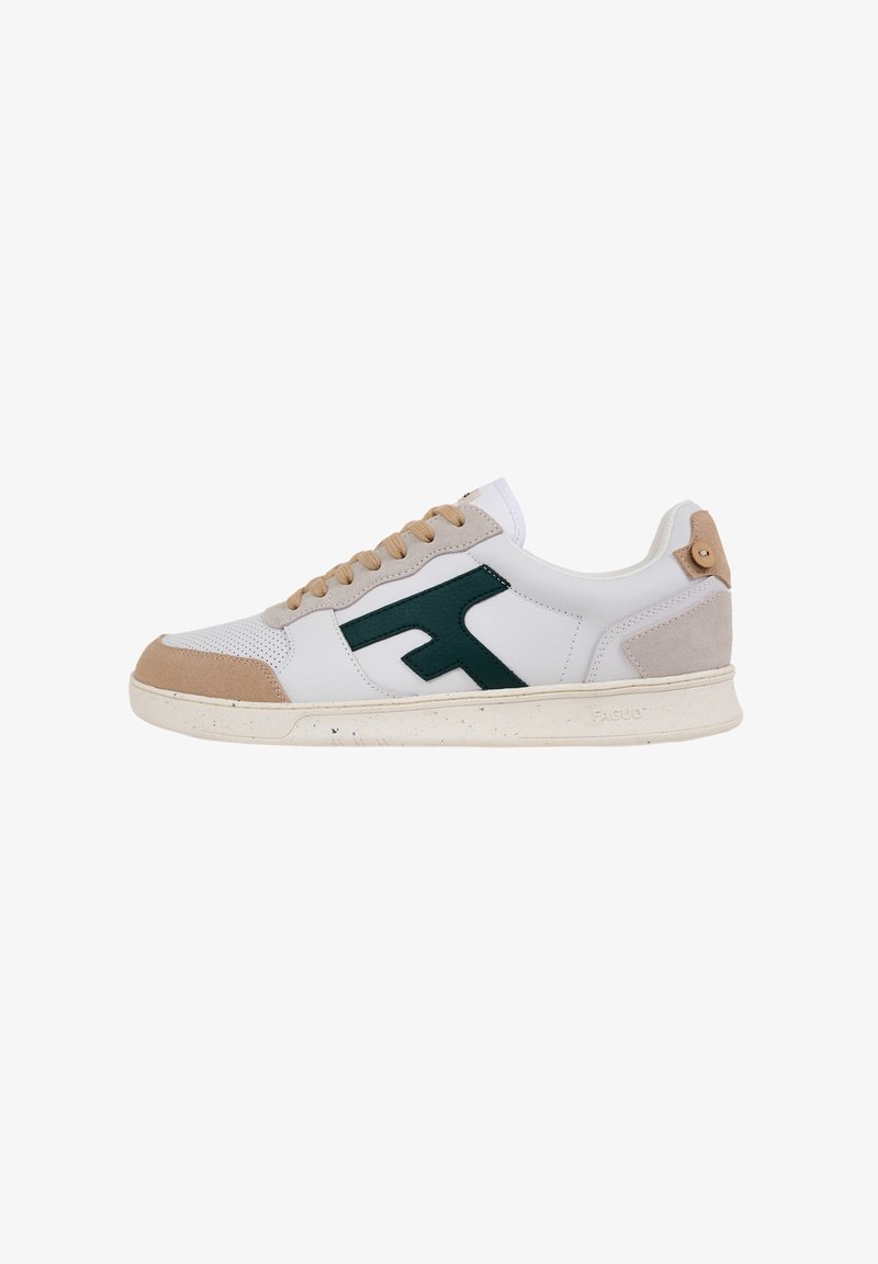 Sneaker bassa bianca con accenti in suede beige, lacci color sabbia, logo laterale verde scuro e suola speckled bianca sporca, vista dal lato esterno.