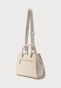 Borsa a mano in pelle beige con doppi manici, tracolla regolabile, motivo in rilievo e tasca frontale con zip. Dettagli in metallo color oro.