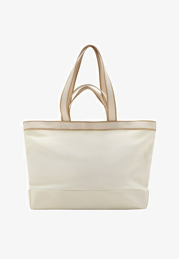 Sac fourre-tout en toile couleur crème avec des poignées doubles beiges et une bordure marron sur le bord supérieur, debout sur un fond blanc.