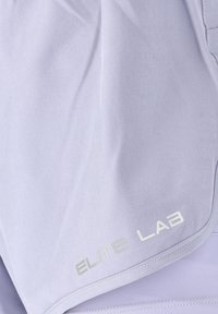 Lichtpaarse shorts van glad, lichtgewicht stof, met een elastische tailleband en een zilveren "ELITE LAB" logo langs de zoom.