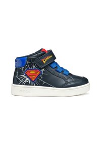 Sneakers alti in pelle blu navy con dettagli blu, dotati di fascia in velcro, lacci blu, suola bianca e logo di Superman con un design grafico.