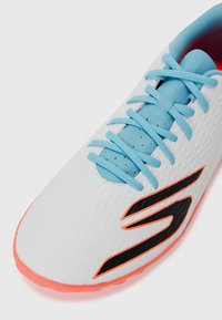 Chaussure de sport blanche avec une tige texturée, des accents bleus et une semelle orange vif. Comprend des perforations et des lacets bleus.