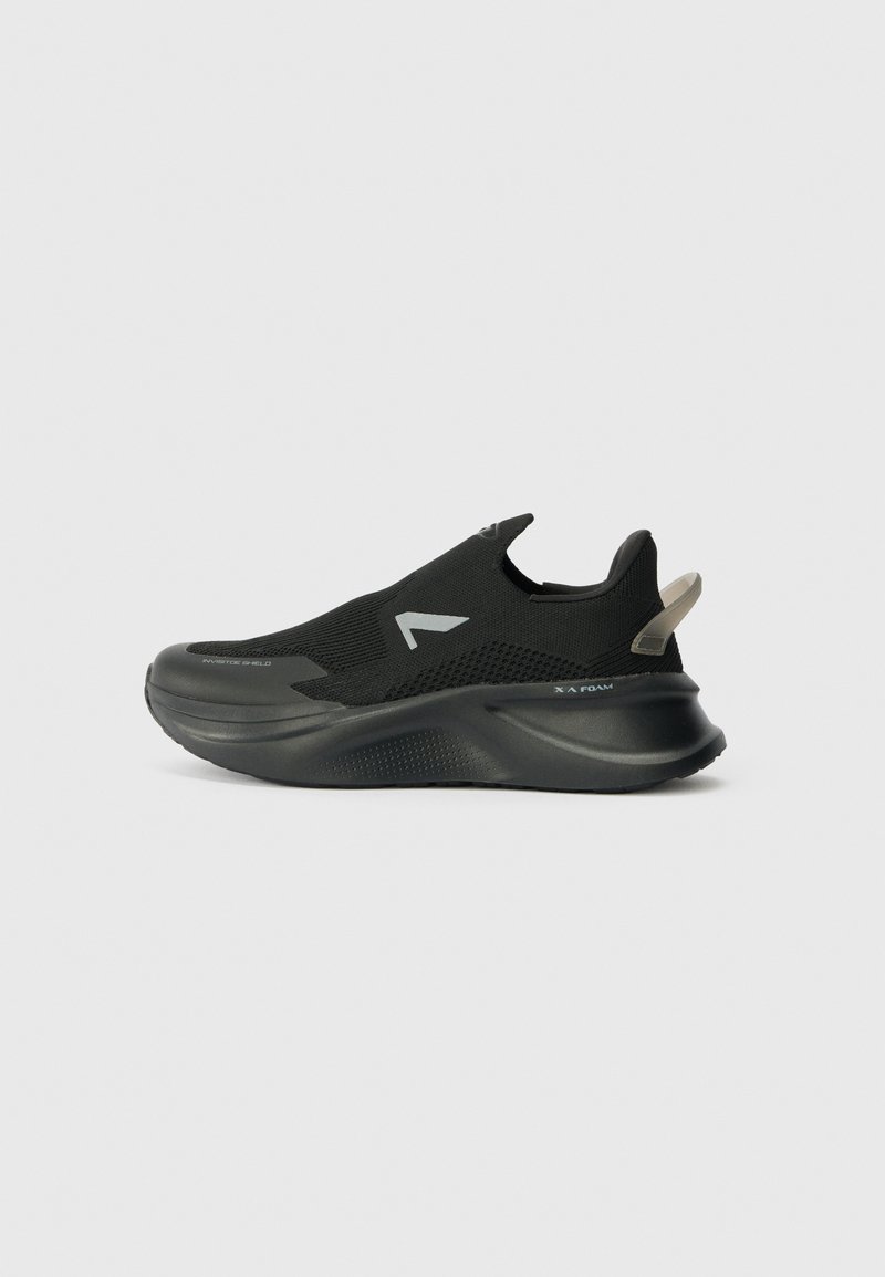 Juodos slip-on sportbačiai su tekstūruotu tinkleliu, pilku logotipo akcentu ir paminkštintu kulnu. Padas turi kreivą dizainą, užtikrinantį komfortą.