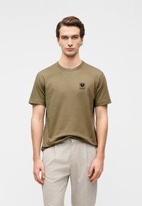 Λαδί βαμβακερό t-shirt με κοντά μανίκια και στρογγυλή λαιμού, με μικρό μαύρο εμβληματικό κέντημα στο αριστερό μέρος του στήθους.