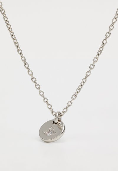 Colar de prata com um pingente redondo de superfície texturizada e uma pequena pedra preciosa clara no centro, ligado por um design de corrente.