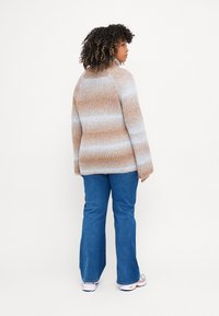 ONLY Carmakoma CARDITTE ROLLNECK  - Camisola - cloud blue/tobacco brown