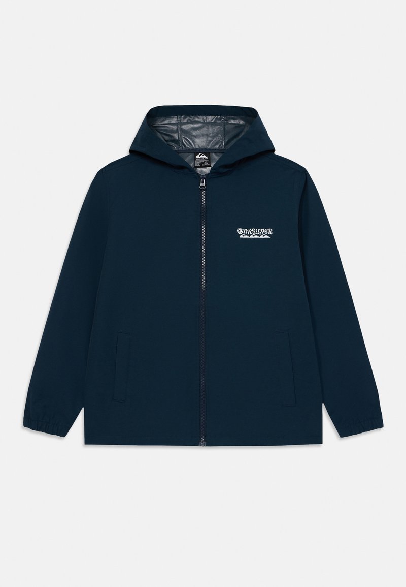 Mørkeblå hettejakke laget av lett stoff, med zippered front, to sidelommer, og en hvit logo på venstre bryst.