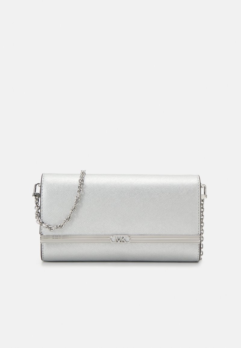 Pochette rectangulaire argentée avec bandoulière chaîne et détail logo "MK" sur le rabat avant.