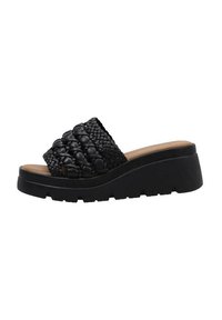 Sandalias de cuña negras con una correa tejida texturizada, que presentan una plantilla acolchada y una suela de goma gruesa con surcos para mayor agarre.