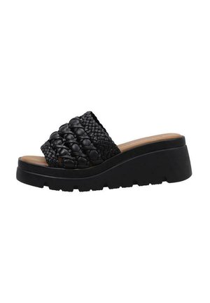Sandalias de cuña negras con una correa tejida texturizada, que presentan una plantilla acolchada y una suela de goma gruesa con surcos para mayor agarre.