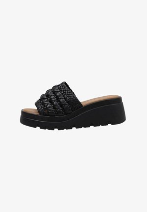 Sandalias de cuña negras con una correa tejida texturizada, que presentan una plantilla acolchada y una suela de goma gruesa con surcos para mayor agarre.