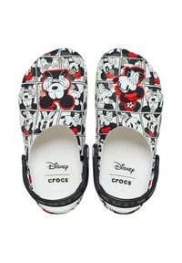 Par af sorte, hvide og røde Disney Crocs med tegneseriefigurer af Mickey Mouse og Minnie Mouse ansigtstræk samt sorte hælremme.