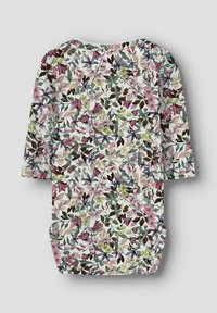 Bloemig patroon kledingstuk met een witte achtergrond, voorzien van verschillende tinten groen, roze en paarse bloemen. Korte mouwen en een losse pasvorm.