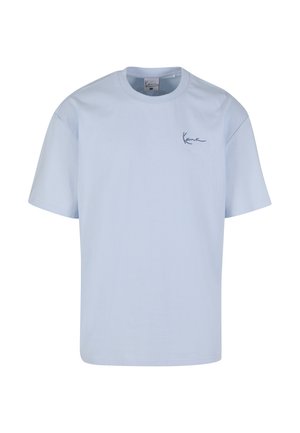 Lyseblå bomuld T-shirt med korte ærmer, en rund halsudskæring og et mørkeblå broderet logo på venstre bryst.