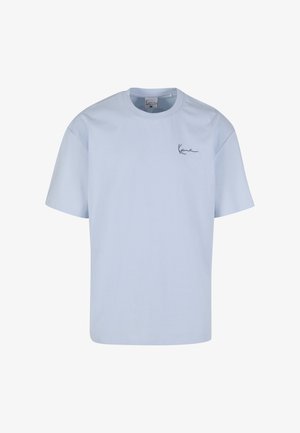Világoskék pamut póló rövid ujjal, kerek nyakkivágással és sötétkék hímzett logóval a bal mellrészen.