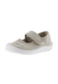 Zapato de tela gris claro con punta redondeada y una tira de Velcro; cuenta con una suela de goma blanca para agarre y flexibilidad.