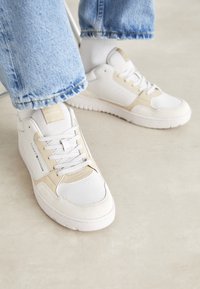 Tommy Hilfiger BASKET CORE LTH MIX ESS - Sneakers basse - misty coast