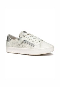 Zapatilla blanca con una superficie texturizada y acentos plateados. Presenta cordones, una cremallera lateral y una suela de goma. Diseño de corte bajo.