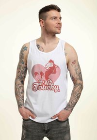 Camiseta sin mangas de algodón blanca con un gráfico de una llama de dibujos animados y el texto "No Touchy" en rojo, dentro de un corazón rosa.